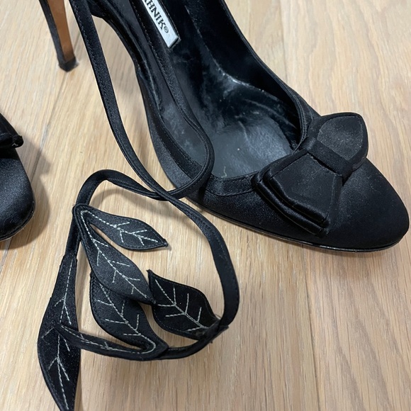 Manolo Blahnik black satin pumps leaves ankle wrap STUNNING - Picture 5 of 6